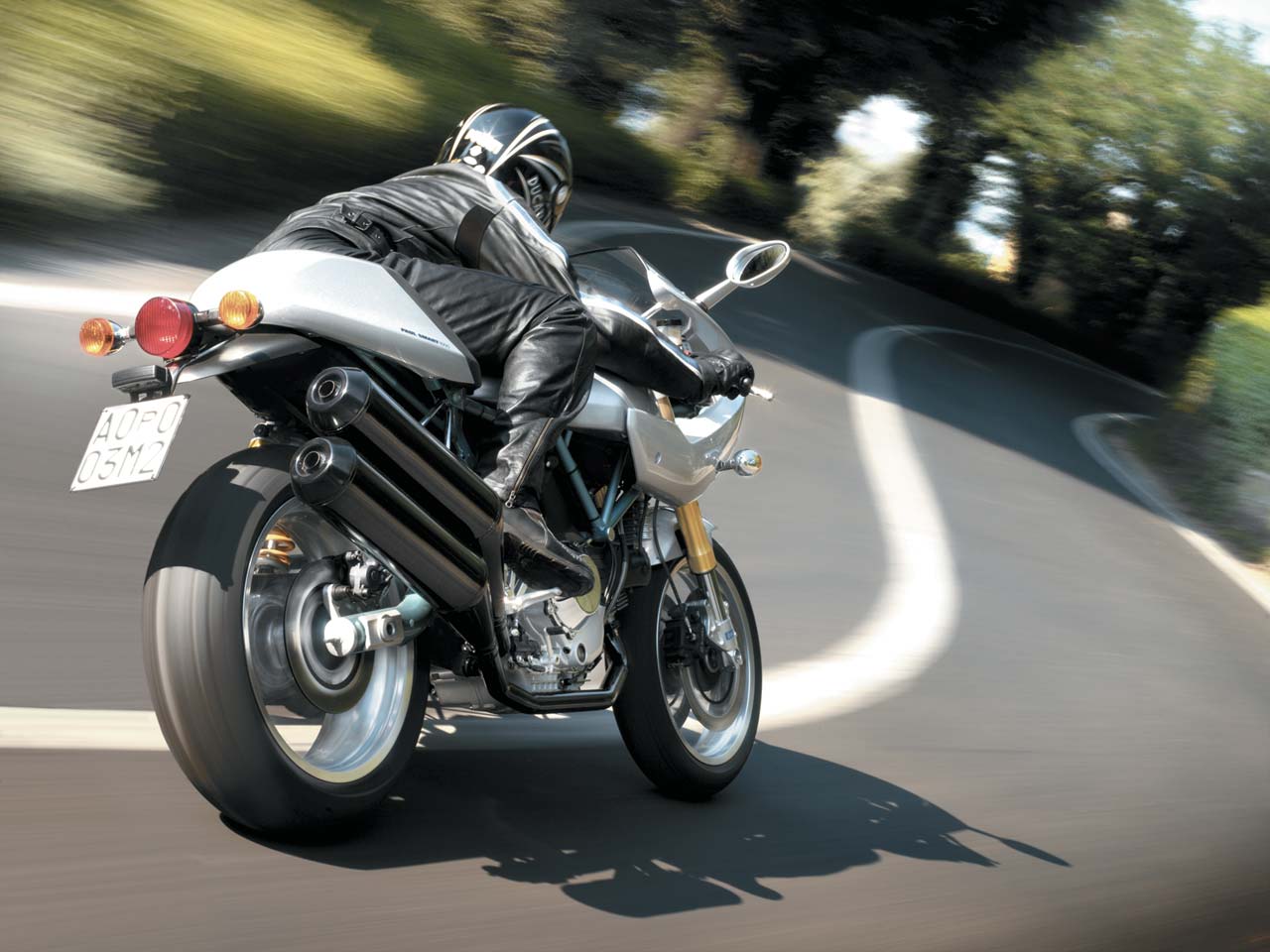 Стучит мотоцикл. Ducati Paul Smart 1000. Мотоцикл скорость. Знаменитости на мотоциклах. Дяденька на мотоцикле.