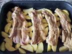 Costita de porc marinata la cuptor preparare - in tava, inainte de a fi data la cuptor