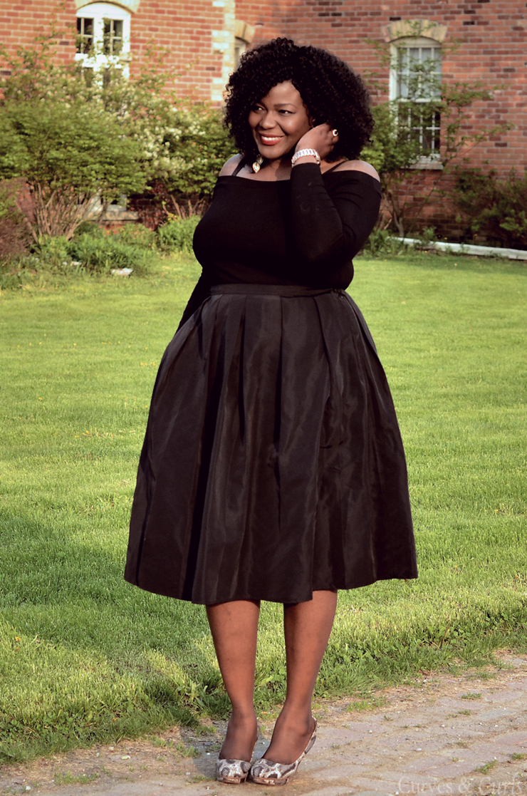  A little Obsessed with off shoulders. Plus size fashion for women. #mididkirt #mycurvesandcurls #plussizeblogger #tendance #moderonde #curvyfashion