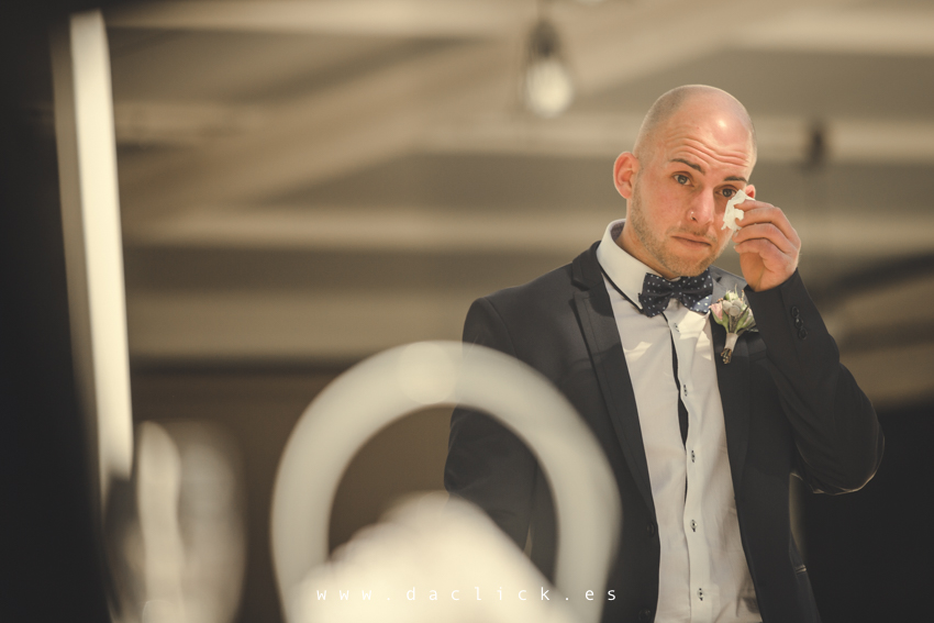 invitados de boda emocionados