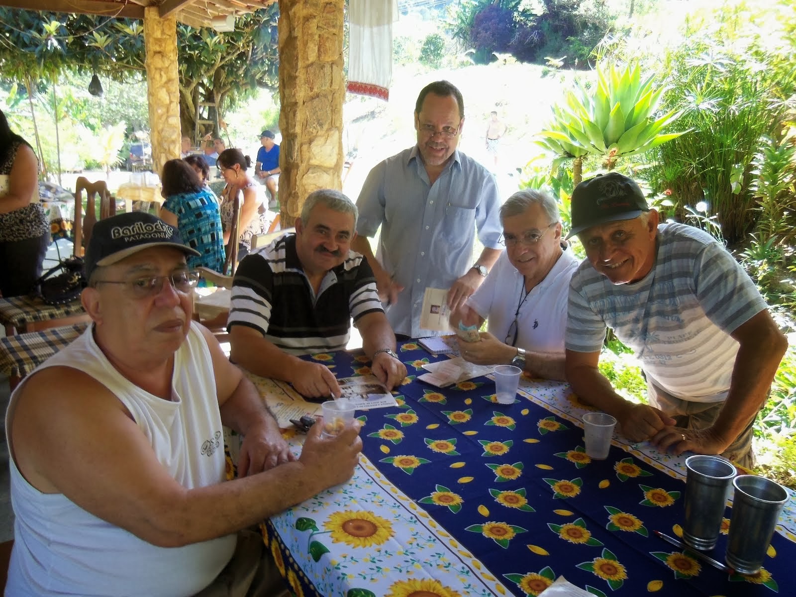 Comitê Especial ajudando Humberto (tesoureiro) a acertar as contas