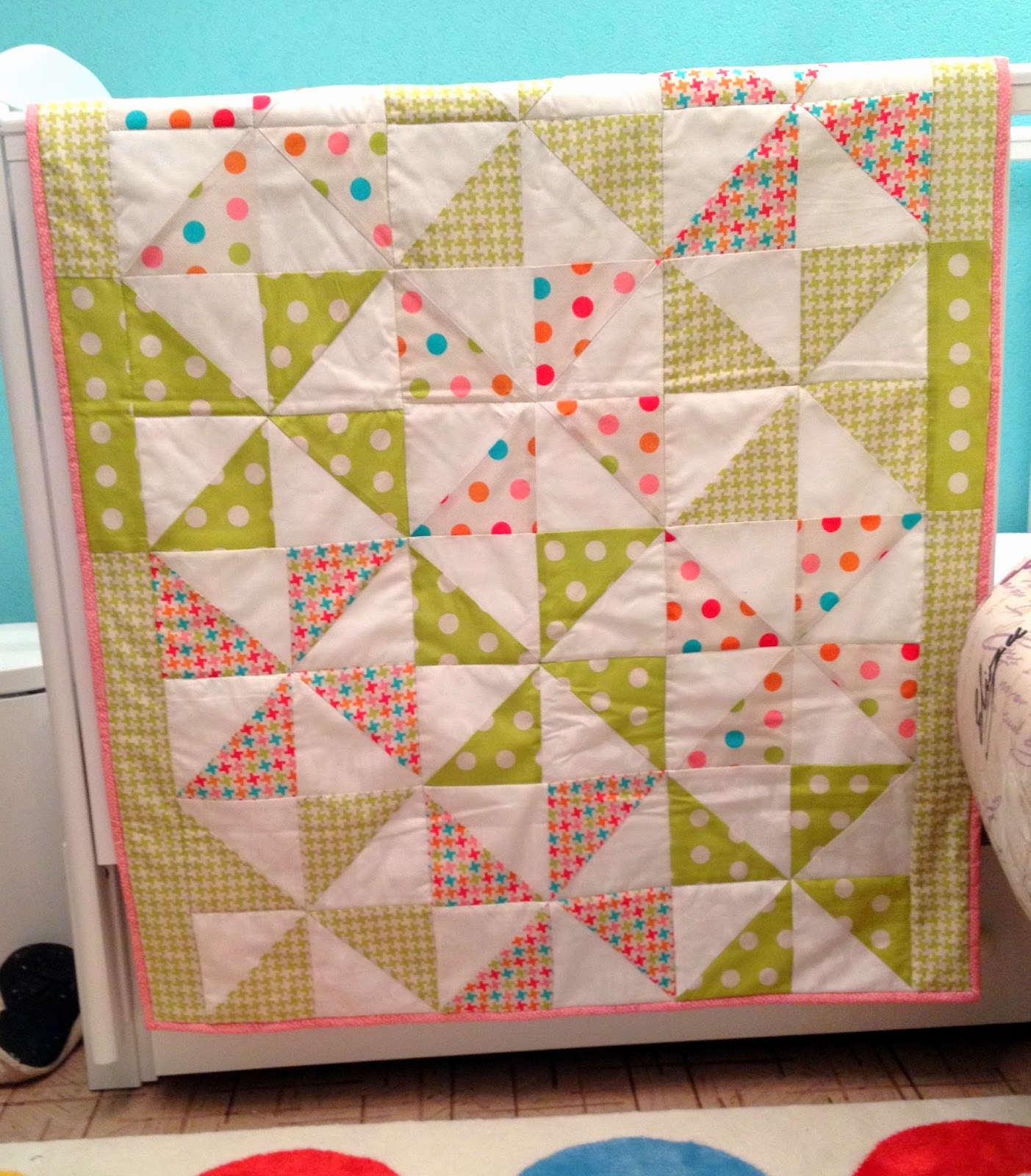 Одеяла из лоскутков своими руками схемы. Детское одеяло пэчворк. Лоскутное одеяло для начинающих. Пэчворк вертушка. Лоскутные блоки.