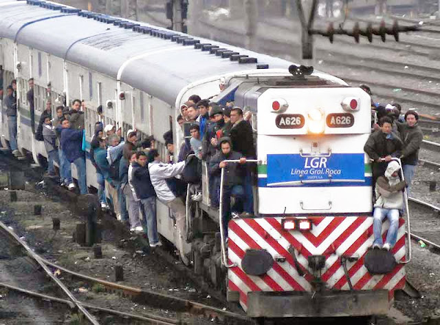 trabajadores en un tren, libertad, esclavitud laboral