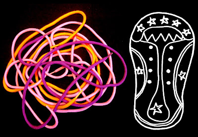 Fotografía de cordones de colores (naranja, rosa, violeta) junto a un zapato visto desde arriba, dibujado en trazos blancos; ambas imágenes sobre fondo negro. ©Selene Garrido Guil