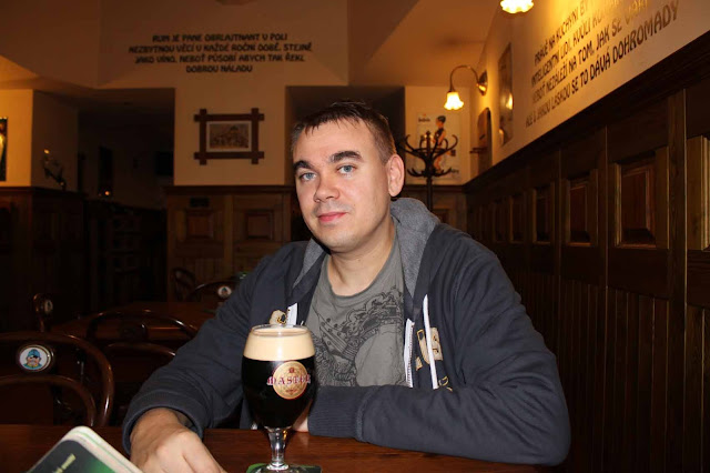 Oluen oikeaoppinen nauttiminen - 1 Oluen nauttiminen tulee aloittaa tarkastelemalla sen ulkoisia ominaisuuksia, väriä, tuoksua ja vaahtoa