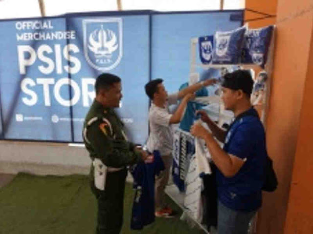 PSIS Semarang Jual Jersey Resmi untuk Suporter di Stadion Moch Soebroto Magelang PSIS Semarang Jual Jersey Resmi untuk Suporter di Stadion Moch Soebroto Magelang