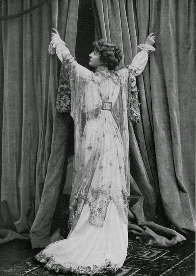 Beautiful Parisian Women's Fashion From the 1900s