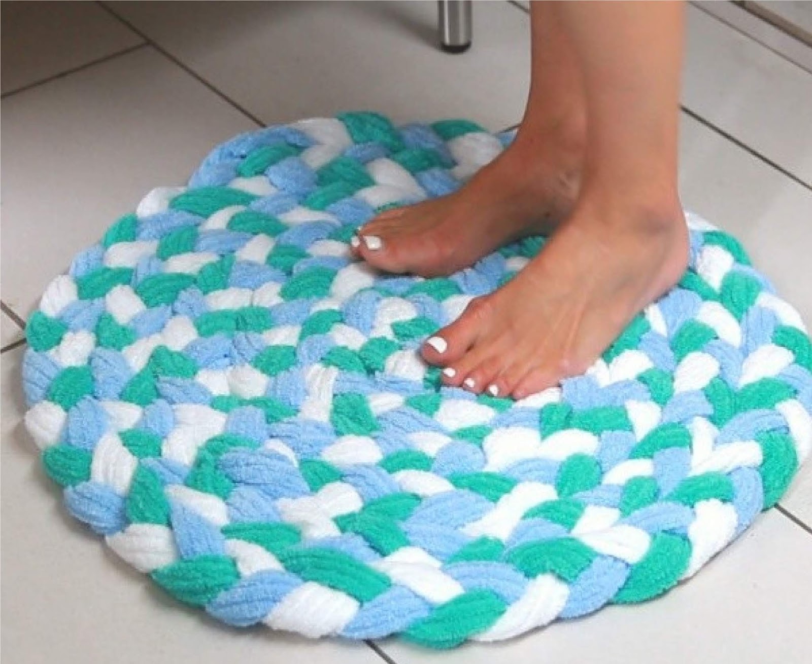 Eski havlulardan banyo paspası Eski havlulardan banyo paspası