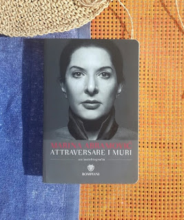 Attraversare i muri - Marina Abramović Recensione no-spoiler Felice con un libro