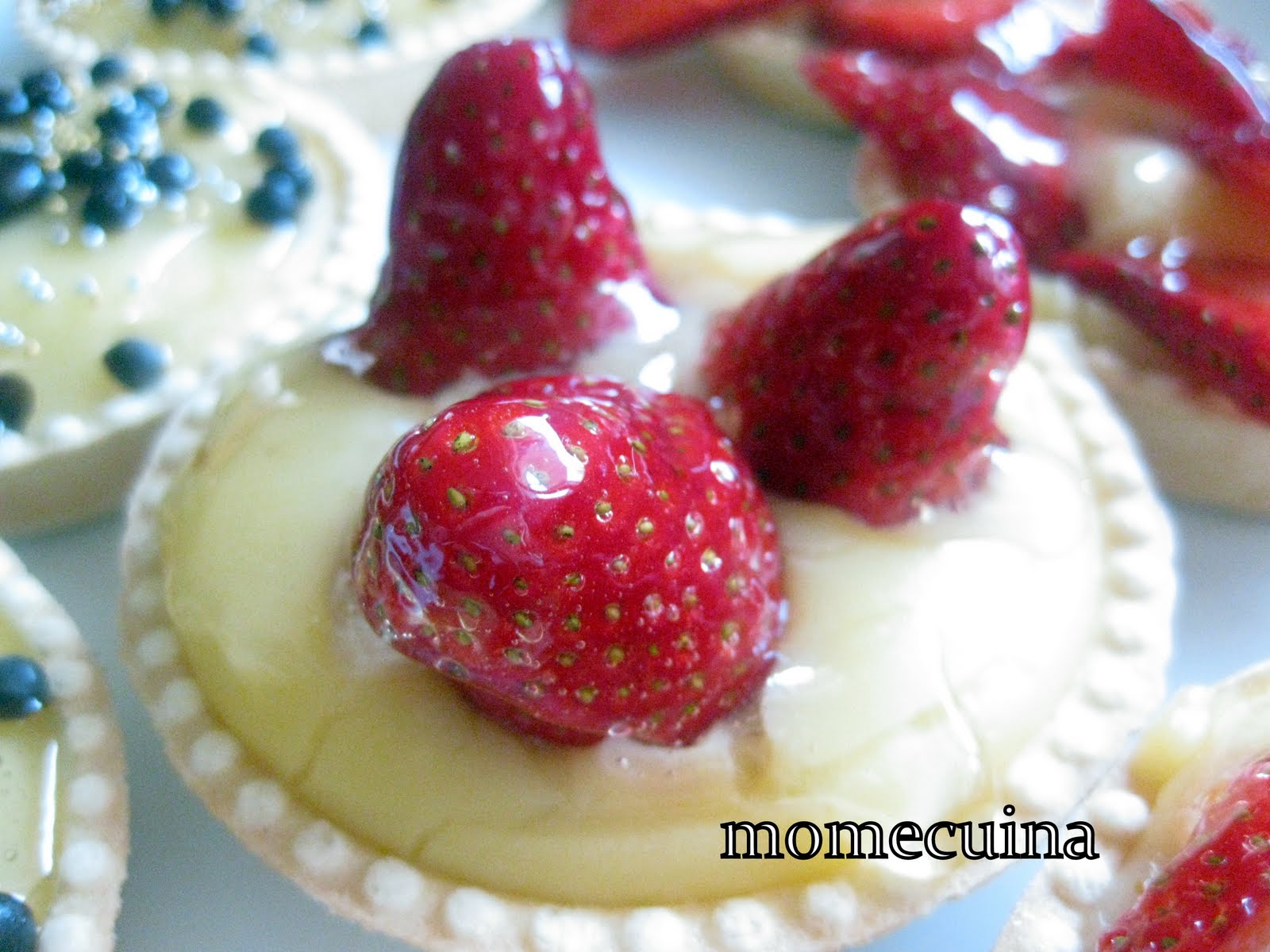 tartaletas variadas, la primera de crema con fresas. momecuina