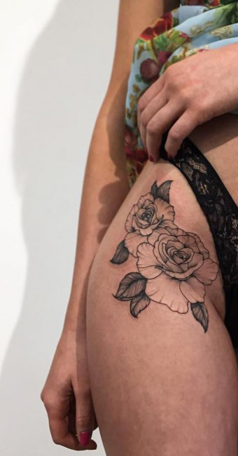 foto de la cadera de una modelo, lleva un tatuaje muy bonito