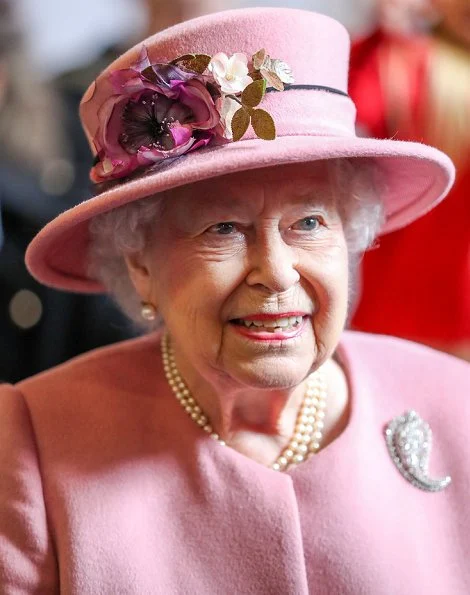 Queen Elizabeth attended the decommissioning ceremony for HMS Ocean. Queen wore pink coat and hat