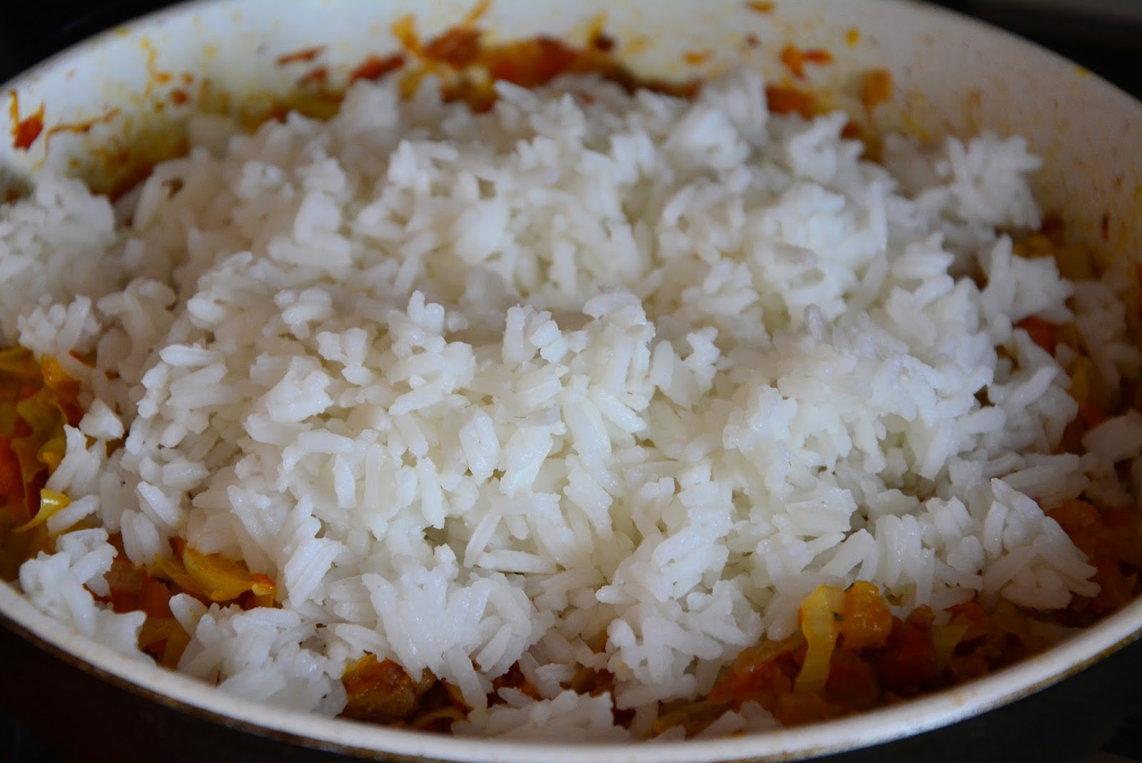 Рис капуста морковь лук рецепт. Бигус рисовый. Бигус с рисом и капустой. Бигус с рисом. Капуста с фаршем и рисом.