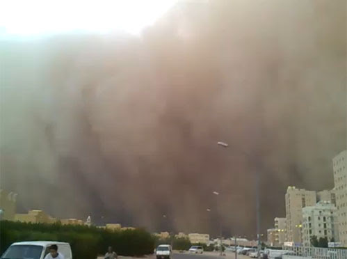 Video : クウェートの街を丸ごと呑み込んで真っ暗にした、恐ろしい大規模な砂嵐の映像 ! !