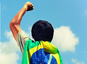 homem mão levantada e com a bandeira do brasil
