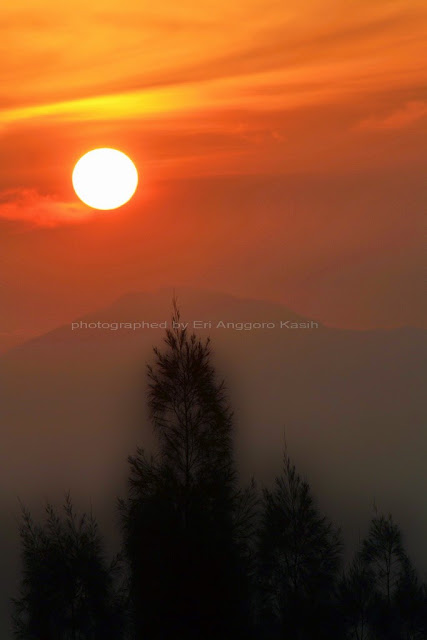 Sunrise di Puncak Posong dengan background Gunung Sumbing. Sunrise di Puncak Posong dengan background Gunung Sumbing.