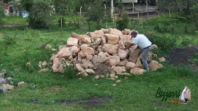 Bizzarri fazendo o que gosta, garimpando pedras na pedreira. Na foto procurando pedra moledo sendo pedra de cor bege. Pedra para revestimento de pedra, pedras para muro, pedras para parede, pedras para paisagismo e pedras para lagos ornamentais.