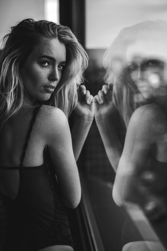 Beth Hurrell modelo mulheres sensual provocante fotografia de Jellan Merlant-Pilonchery confinada em casa vinho cigarro vícios essenciais