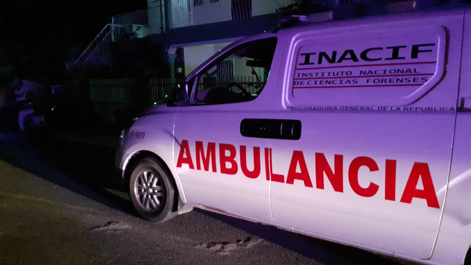 Ray Mueble hiere de 3 impactos bala a su ex pareja y este se suicida de