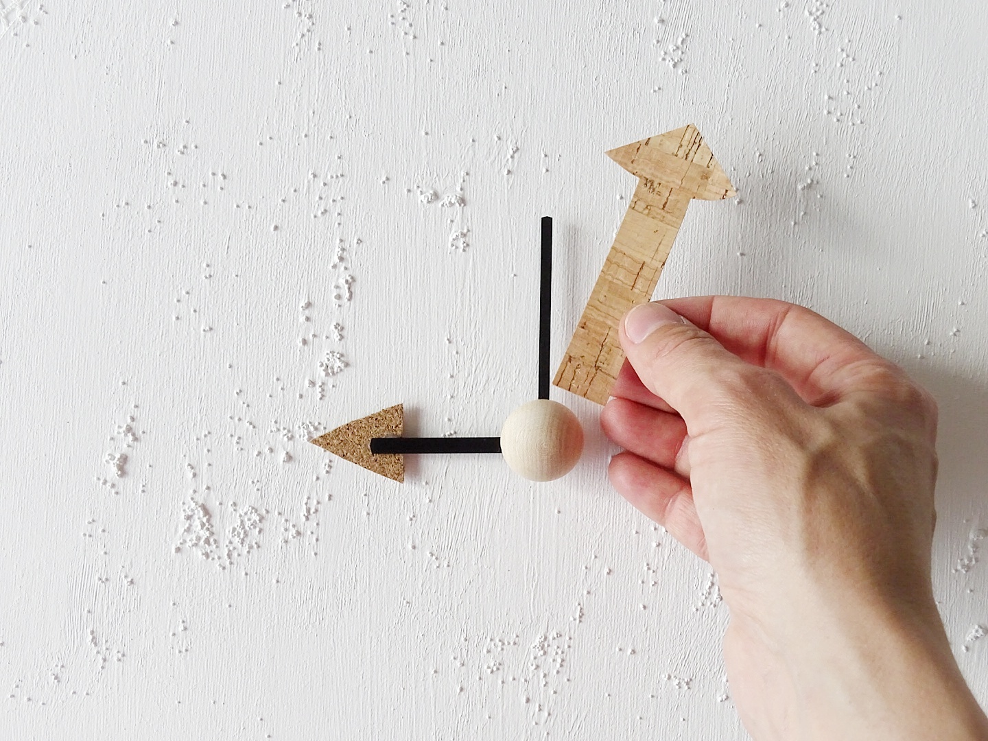 DIY-Wanduhr mit Kork und Holz auf runden Malkarton | 26 DIY-Nachmach-Ideen und Rezepte für den Mai | https://mammilade.blogspot.de DIY-Wanduhr mit Kork und Holz auf runden Malkarton | 26 DIY-Nachmach-Ideen und Rezepte für den Mai | https://mammilade.blogspot.de