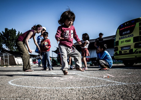 Dang sau hang day thep gai trai ti nan, van ngoi sang nhung anh mat tre tho an yen, hanh phuc - Anh 9