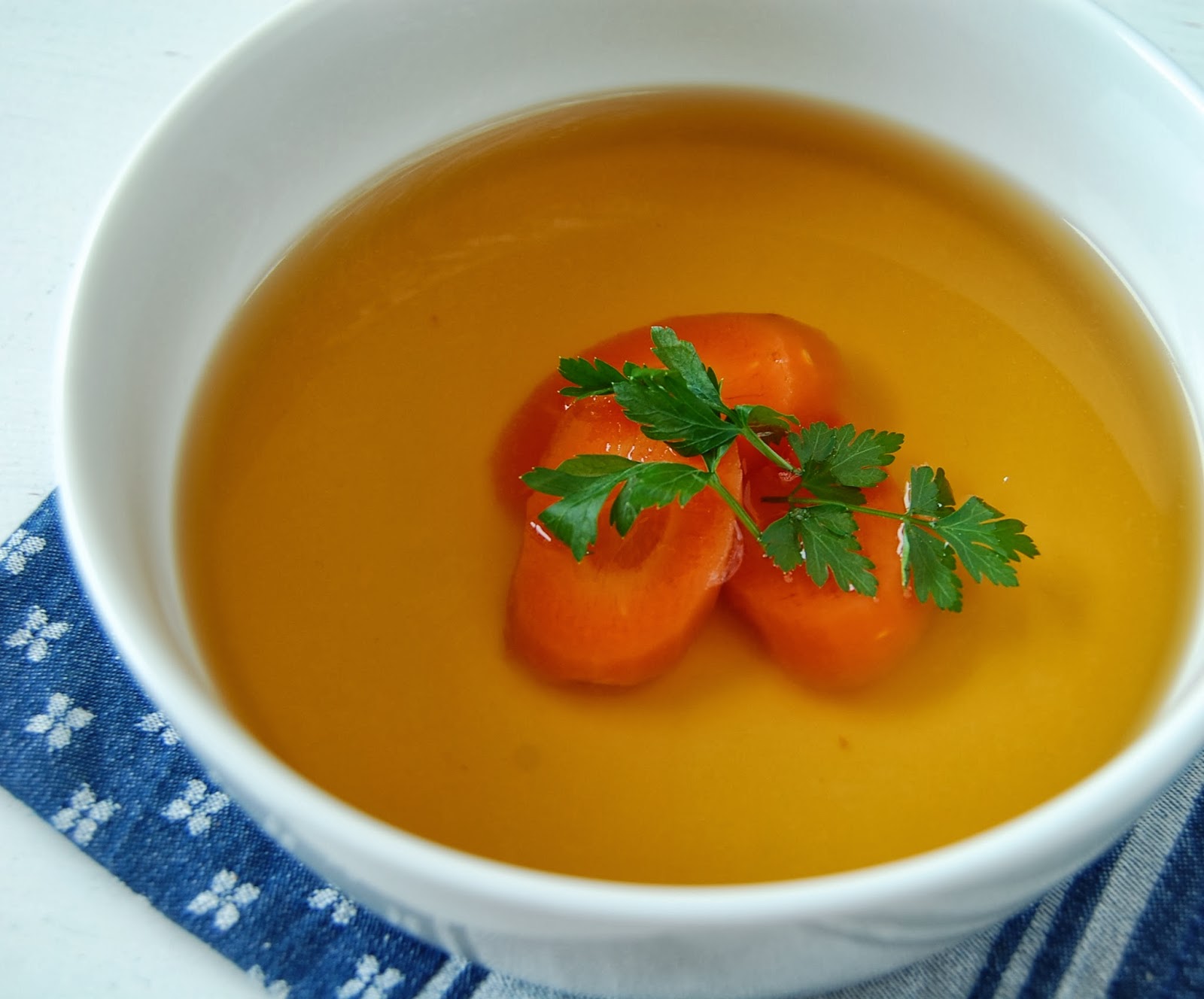 W zaciszu domowej kuchni Consomme, czyli bardzo klarowny bulion.