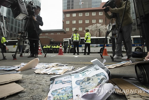 Libros de texto japoneses rotos frente a la embajada de Japón en Seúl