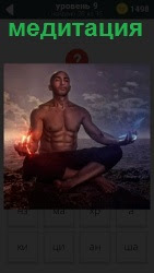 Психическое упражнение медитация. Мужчина в позе йога лотос на холме с голым торсом