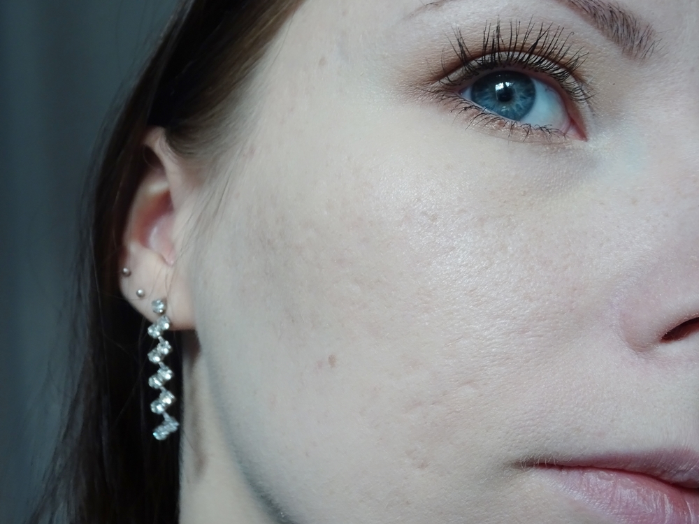 Lily Lolo jedwabny puder sypki Translucent Silk mika efekt na skórze