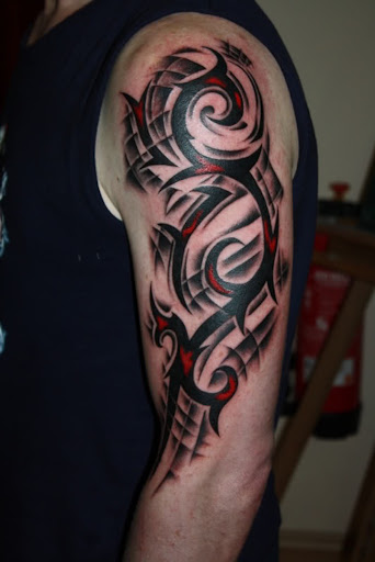 Este vermelho e preto maori tatuagem tribal