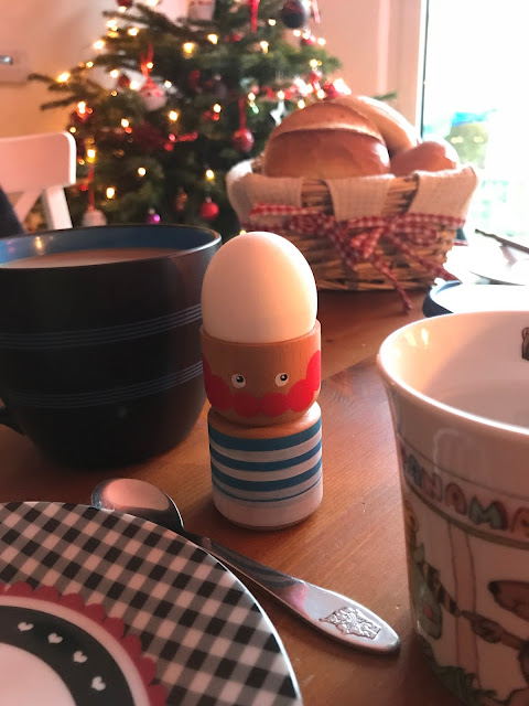 Sonntagsfrühstück mit originellen Eierbechern von Eierpupeier