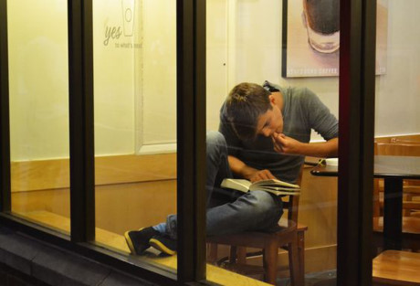 Dan ong dep nhat la khi cam cuon sach tren tay - Anh 29