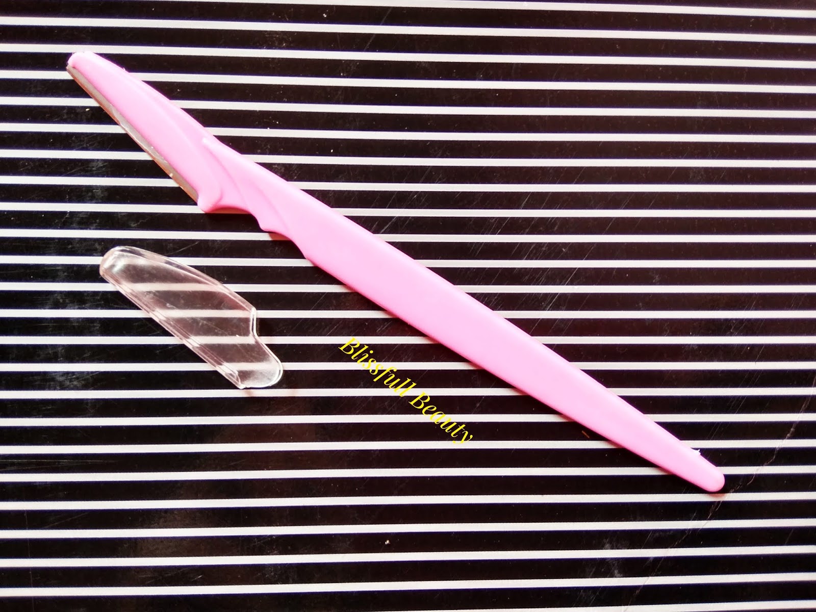 Tinkle Eyebrow Razor Review