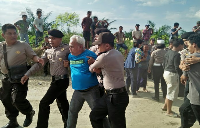 Polisi mengamankan warga yang menahan truk pengangkut milik PT VSC. Polisi mengamankan warga yang menahan truk pengangkut milik PT VSC.