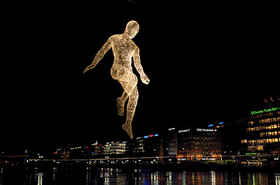 Impresionante escultura luminosa con alambre de persona