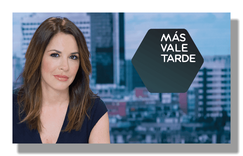 María del Carmen Mendizábal posando al lado del logotipo del programa de televisión Más vale tarde