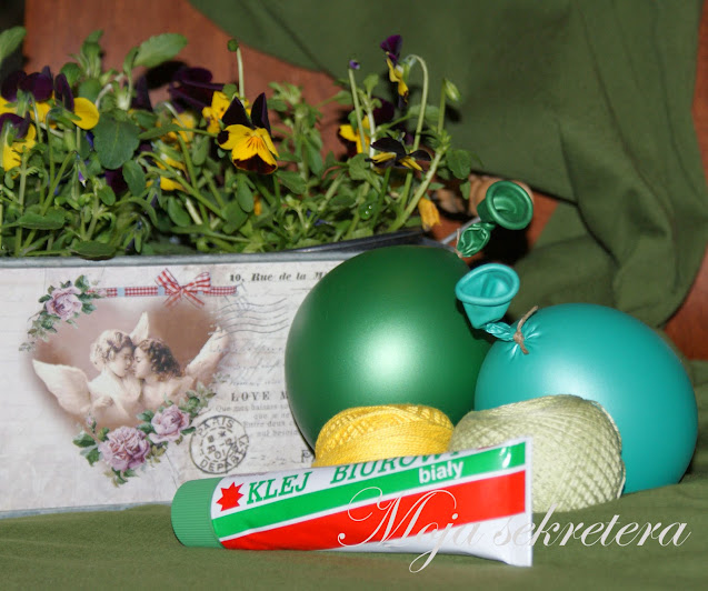 materiały ptrzebne do wykonania jajek: klej biurowy, balony, kordonek