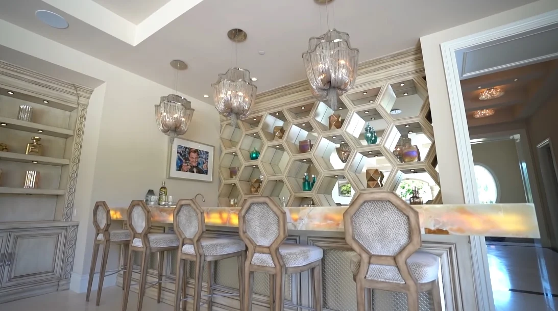 43 Interior Design Photos vs. FaZe Rug's New Luxury Mansion Tour In 2020