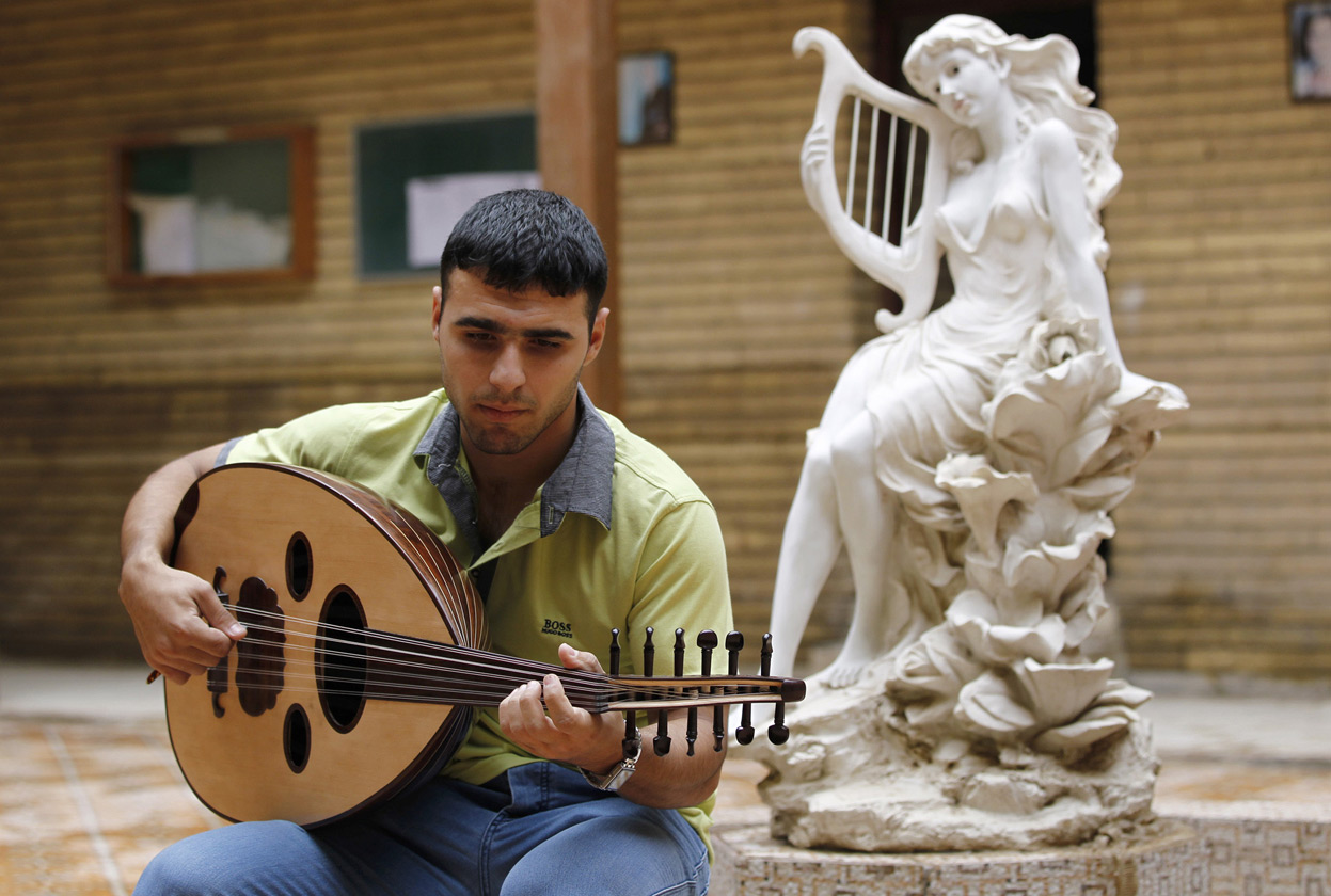 Восточные мп 3. Арабские музыкальные инструменты. Традиционные музыкальные инструменты Ирака. Ирак национальные инструменты. Ирак мужчины.