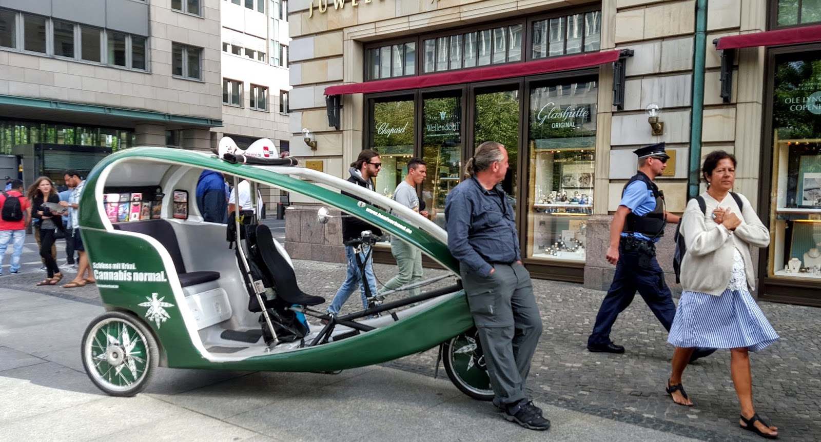 сиквел берлин. бумажный дом / money heist. ). La casa de papel берлин. осенний берлин.