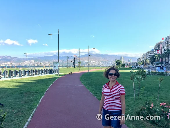 Kordon'daki yürüyüş yollarında bisiklet kiralama noktası da var, İzmir