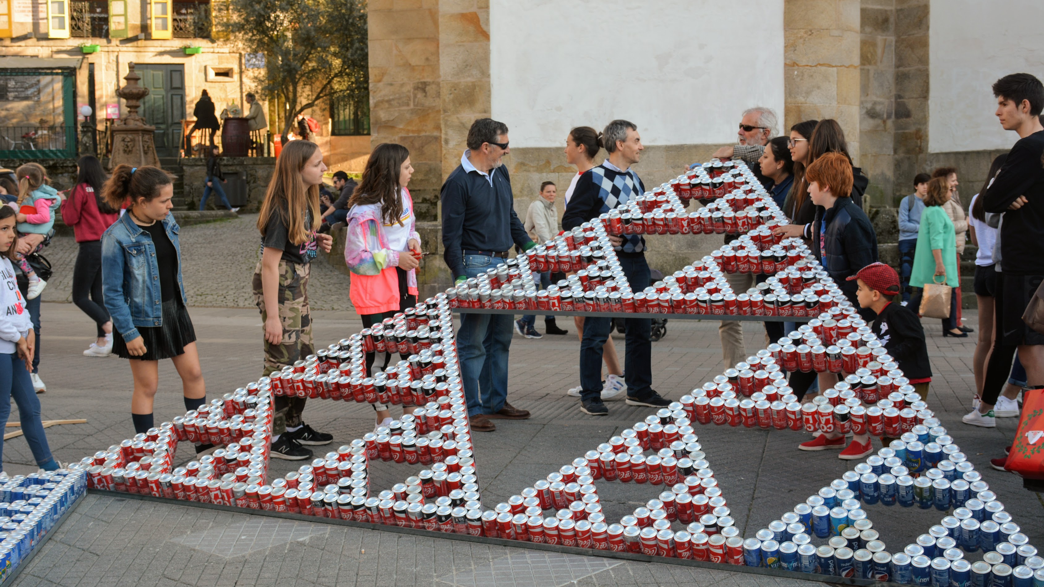 Triángulo de Sierpinski realizado con latas de refresco