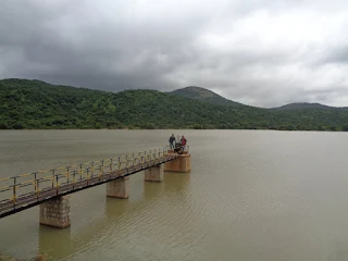 The group starting the informal trek up the hill next to Dandiganahalli Dam