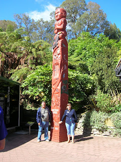 Tótem madera, Waitomo, Nueva Zelanda, vuelta al mundo, round the world, La vuelta al mundo de Asun y Ricardo