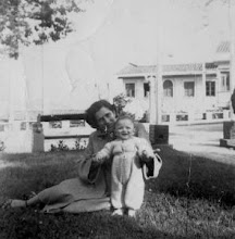 CON MAMÁ CLEO EN EL PARQUE FUNDADORES. MANIZALES. 1954