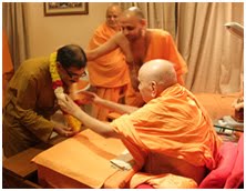 Pujya Pramukh Swami blesses Tarun Vijay