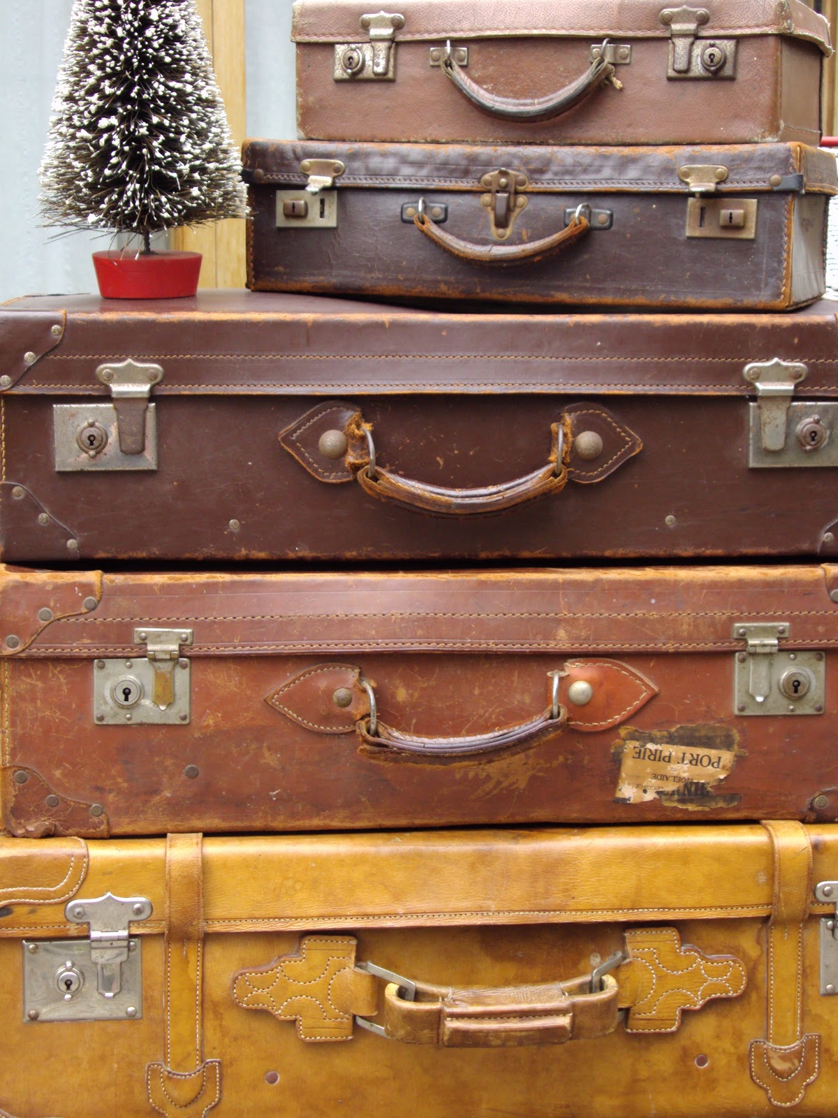 Shabby Vintage Junk: Leather Suitcases.... ** sigh