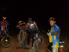 Assistência do reparo da bike de um colega