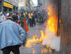 el fuego atizado por la furia imparable de los trabajadores bolivianos