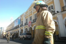 cunde el pánico. la Prefectura de Cochabamba fue desalojada, los bomberos acudieron prestos...